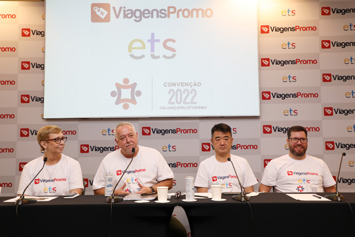 ViagensPromo e Easy Travel Shop anunciam aliança estratégica 4 Barbara Picolo e Michael Barkoczy, da ETS, Renato Kido e Renato Alves, da ViagensPromo