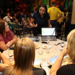 Caroline Ribeiro, da Shalimar Praia Hotel, conversa com agentes