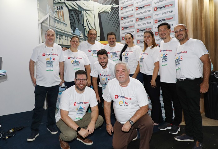 ViagensPromo e ETS juntas pela primeira vez na Feira Avirrp 1 Agachados, Renato Alves, sócio diretor da ViagensPromo, e Michael Barkoczy, CEO da ETC Experiências com a equipe das duas empresas presentes à Feira Avirrp (Foto: Eric Ribeiro)