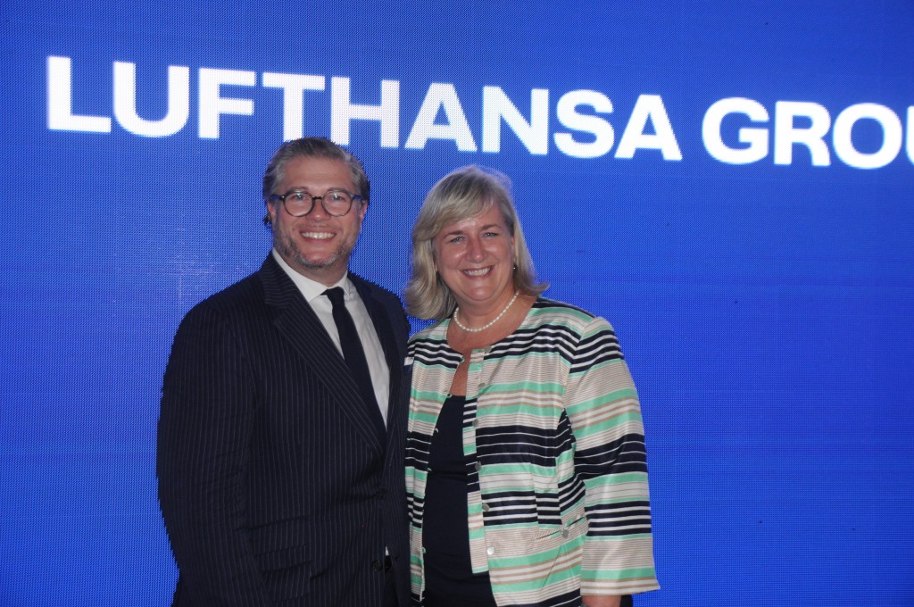 Lufthansa celebra Rio–Munique com festa na Residência do Cônsul da Alemanha Felipe Bonifatti, diretor geral do Grupo Lufthansa para América Latina e Caribe, e Annette Tauber, diretora da Lufthansa para o Brasil