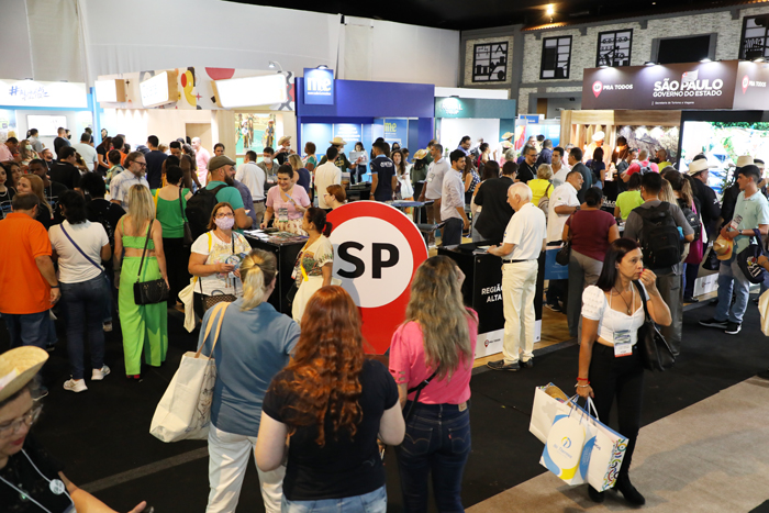 Os corredores da feira permaneceram lotado durante todo o evento, que oficializou a retomada do Turismo.