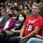 Aroldo Schultz, presidente da Schultz e colaboradores da empresa assistindo às palestras da convenção - Foto: Cadu Nickel