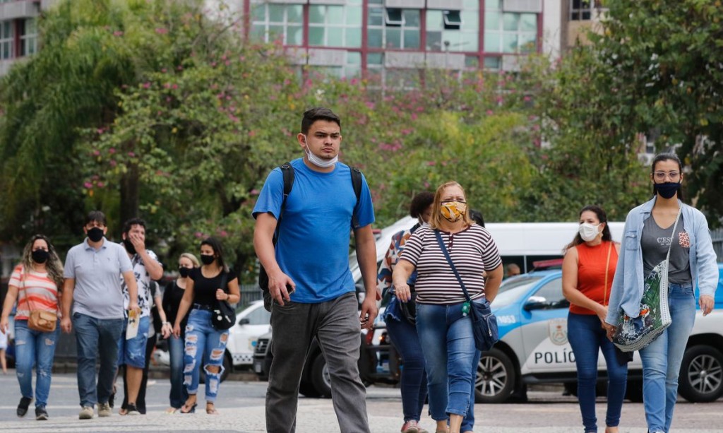Rio é a primeira capital do país a acabar com exigência de máscaras Movimentação de pessoas no centro da cidade no primeiro dia de flexibilização do uso de máscaras ao ar livre no Estado do Rio de Janeiro.