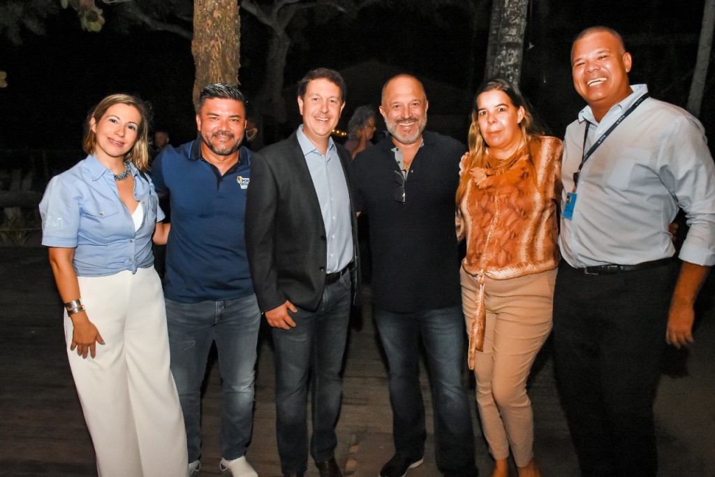 Azul Viagens recebe homenagem da Prefeitura de Porto Seguro 04- Guto de Paula com executivos da Azul e o sec de Turismo, Paulinho Toa Toa