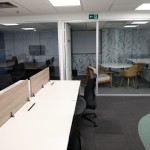 Com o conceito de transparência, diversos ambientes são divididos por vidros Com o conceito de transparência, diversos ambientes são divididos por vidros