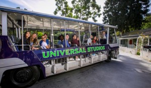 Universal Studios Hollywood lança primeiros bondes elétricos do Studio Tour