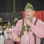 Aroldo Schultz compareceu à festa de enceramento da Convenção vestindo Lederhose, uma roupa típica masculina da cultura alemã - Foto Ana Azevedo Aroldo Schultz compareceu à festa de enceramento da Convenção vestindo Lederhose, uma roupa típica masculina da cultura alemã - Foto Ana Azevedo
