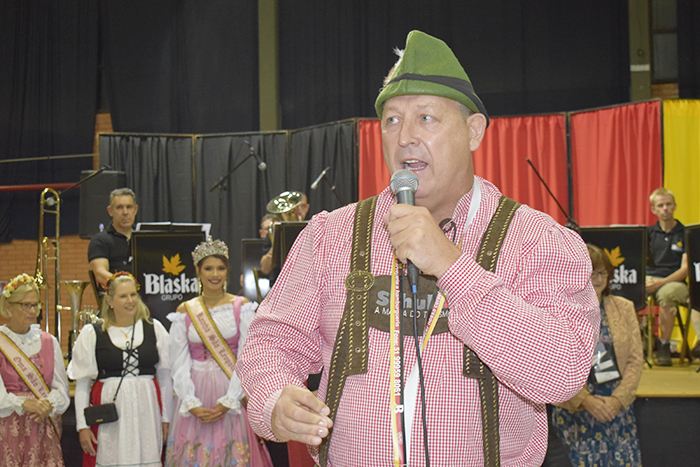 Aroldo Schultz compareceu à festa de enceramento da Convenção vestindo Lederhose, uma roupa típica masculina da cultura alemã - Foto Ana Azevedo Aroldo Schultz compareceu à festa de enceramento da Convenção vestindo Lederhose, uma roupa típica masculina da cultura alemã - Foto Ana Azevedo