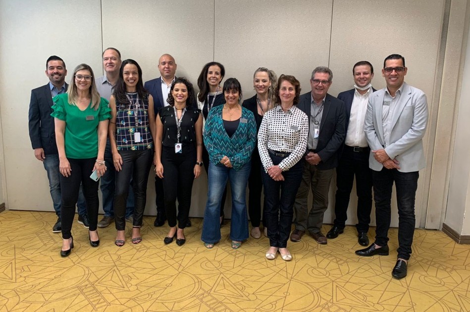 Rogério Penha, Marcos Rascov, Fabiano Coelho, Ana Carolina Barros, Renata Santanna, Roberto Wagner, Fernando Cardoso. Na frente e/d - Fanny Delfino, Adriana Bianco, Ana Elisa Tamanini, Andréa Plácido, Suely Araya e Siderley Santos - Foto: reprodução