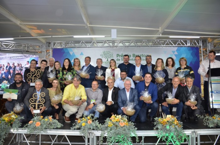Autoridades locais da Serra Catarinense, o Júri da Braztoa e os vencedores da noite durante a premiação. 