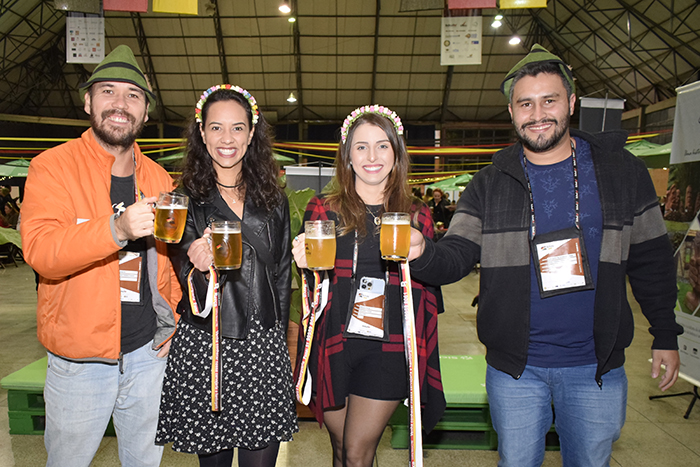 David Kawaguchi (Travel Dance Viagens e Turismo), Camila Polonia (Avanti Viagens), Gabriela Patussi (Bora Bora Viagens) e Jean Carlos (Siontur Viagens e Turismo) Foto Ana Azevedo David Kawaguchi (Travel Dance Viagens e Turismo), Camila Polonia (Avanti Viagens), Gabriela Patussi (Bora Bora Viagens) e Jean Carlos (Siontur Viagens e Turismo) Foto Ana Azevedo