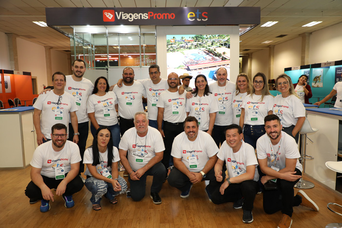 Abav TravelSP: ViagensPromo e ETS destacam fretamentos, parceria e mercado interiorano 1 Equipe da Viagens Promo e ETS durante a Abav TravelSP.