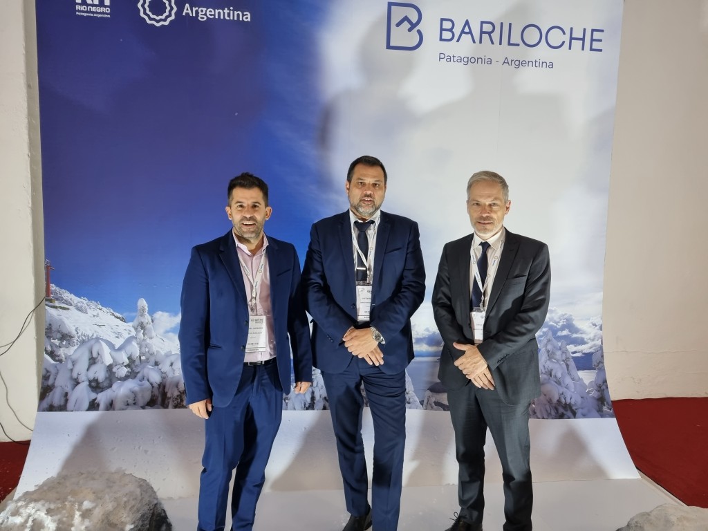WTM-LA: Bariloche, segundo destino na Argentina, se prepara para receber brasileiros 1 EzequielBarberis, Câmara de Turismo de S.Carlos de Bariloche e Zona Andina;Gastón Burlon, secretario de Turismo de Bariloche; e Diego Piquin, diretor Emprotur