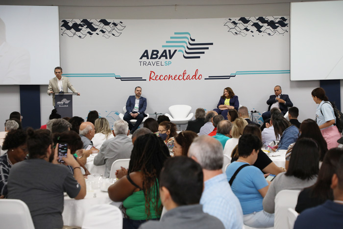 Abertura da Abav TravelSP reforça importância das entidades no setor; veja fotos 1 Fernando Santos, presidente da Abav-SP Aviesp durante abertura da Abav Travel SP Fernando Santos, presidente da Abav-SP (Foto: Eric Ribeiro).