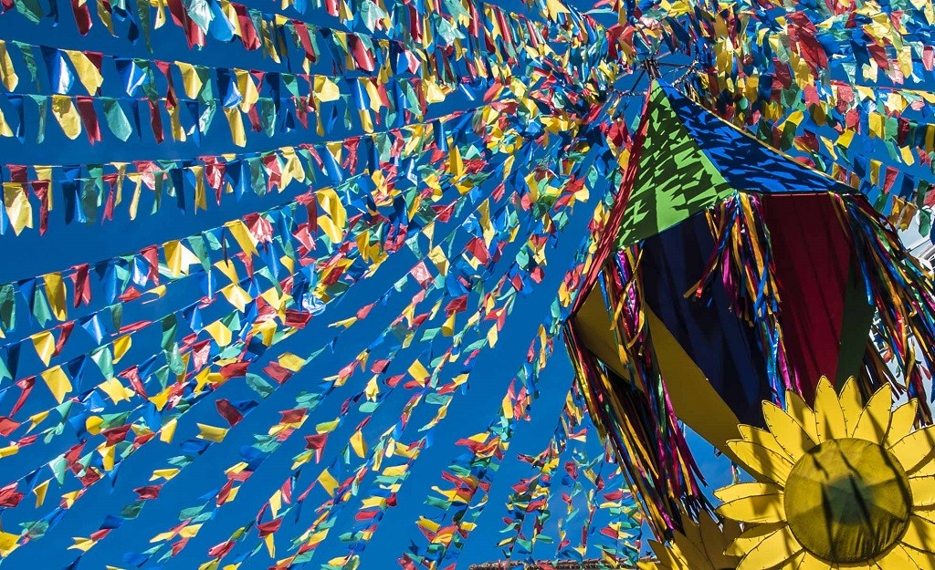 Festas Juninas devem movimentar 26 milhões de pessoas e R$ 6 bilhões pelo Brasil Festas Juninas devem movimentar 26 milhões de pessoas e R$ 6 bilhões pelo Brasil