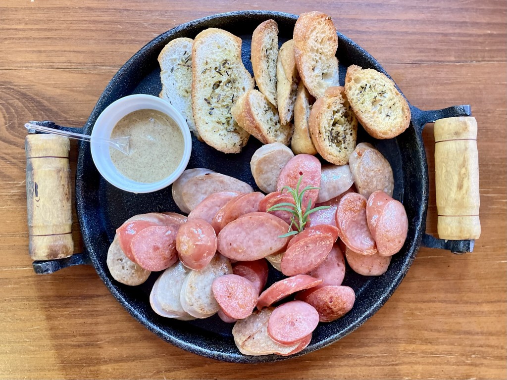 A linguiça é um dos pratos principais da culinária alemã - Foto: Ana Azevedo A linguiça é um dos pratos principais da culinária alemã - Foto: Ana Azevedo