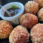 Bolinho de linguiça servido como aperitivo - Foto: Ana Azevedo Bolinho de linguiça servido como aperitivo - Foto: Ana Azevedo