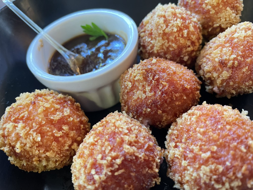 Bolinho de linguiça servido como aperitivo - Foto: Ana Azevedo Bolinho de linguiça servido como aperitivo - Foto: Ana Azevedo