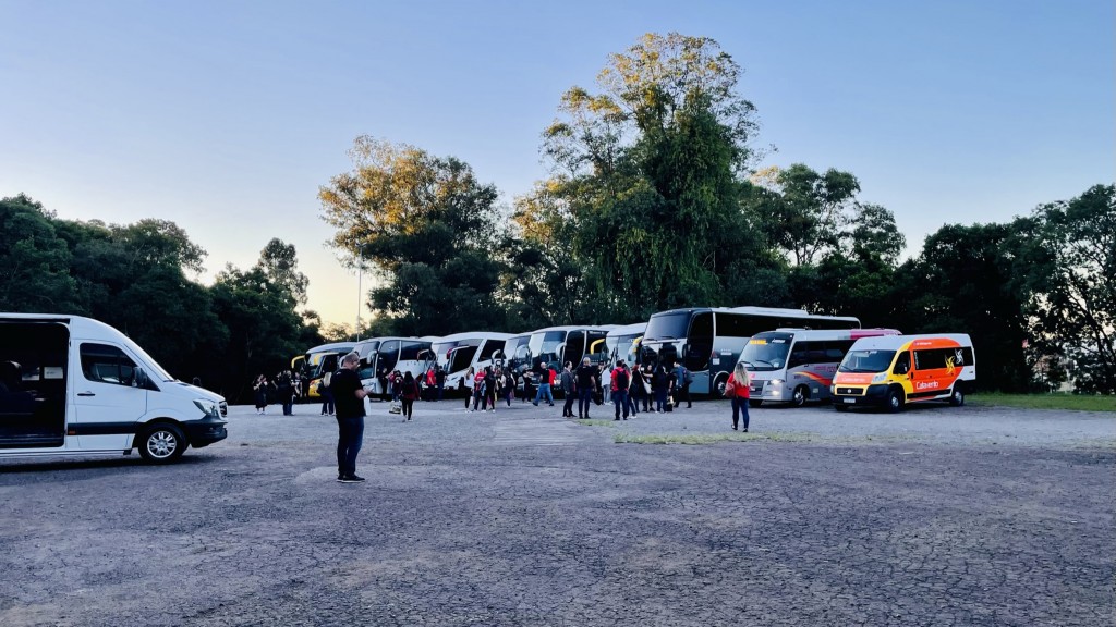 Ônibus e vans fizeram o transporte de 260 agentes de viagens para o Centro de Convenções e atrativos de Nova Petrópolis - Foto: Ana Azevedo Ônibus e vans fizeram o transporte de 260 agentes de viagens para o Centro de Convenções e atrativos de Nova Petrópolis - Foto: Ana Azevedo