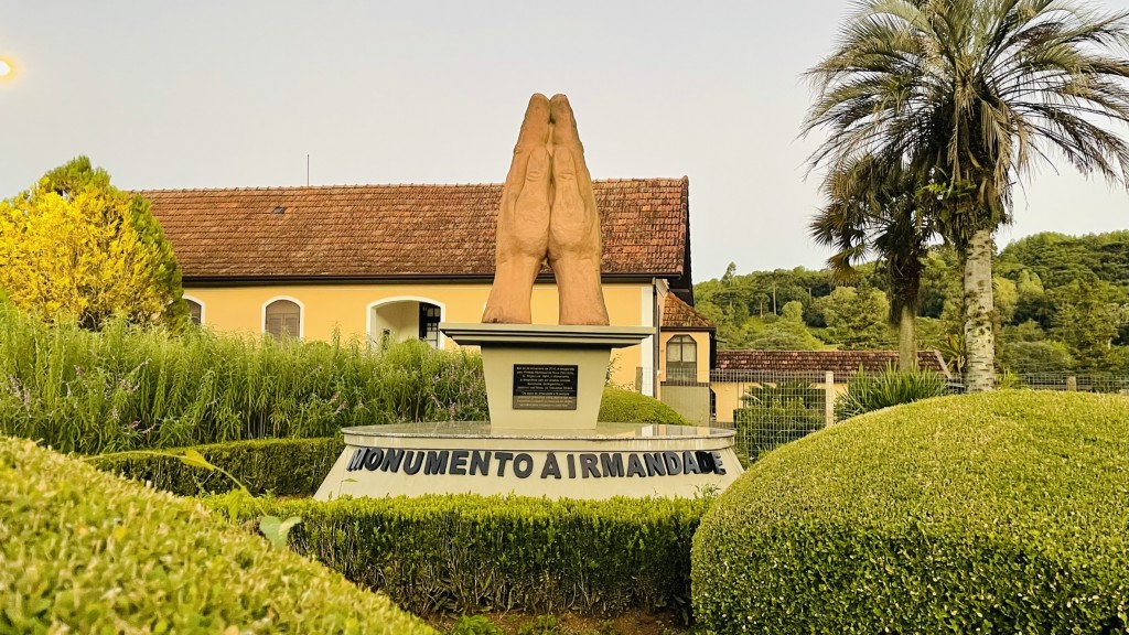 Monumento à Irmandade na praça do Padre Amstad - Foto: Ana Azevedo Monumento à Irmandade na praça do Padre Amstad - Foto: Ana Azevedo