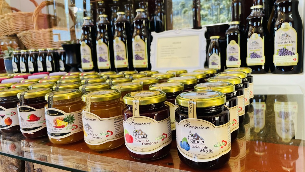 Além de vinhos e sucos, na Casa Sander há geléias de diversos sabores à vendas e disponíveis para degustação - Foto: Ana Azevedo Além de vinhos e sucos, na Casa Sander há geléias de diversos sabores à vendas e disponíveis para degustação - Foto: Ana Azevedo