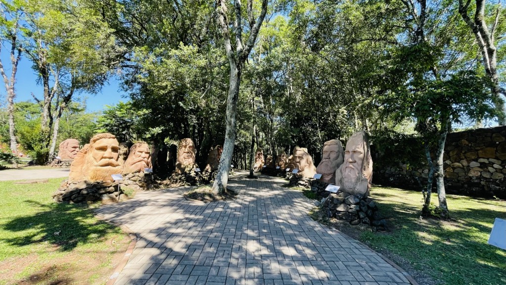 No Parque Pedras do Silêncio há bustos reresentando os desbravadores e as figuras mais importantes para a fundação da cidade - Foto: Ana Azevedo No Parque Pedras do Silêncio há bustos reresentando os desbravadores e as figuras mais importantes para a fundação da cidade - Foto: Ana Azevedo
