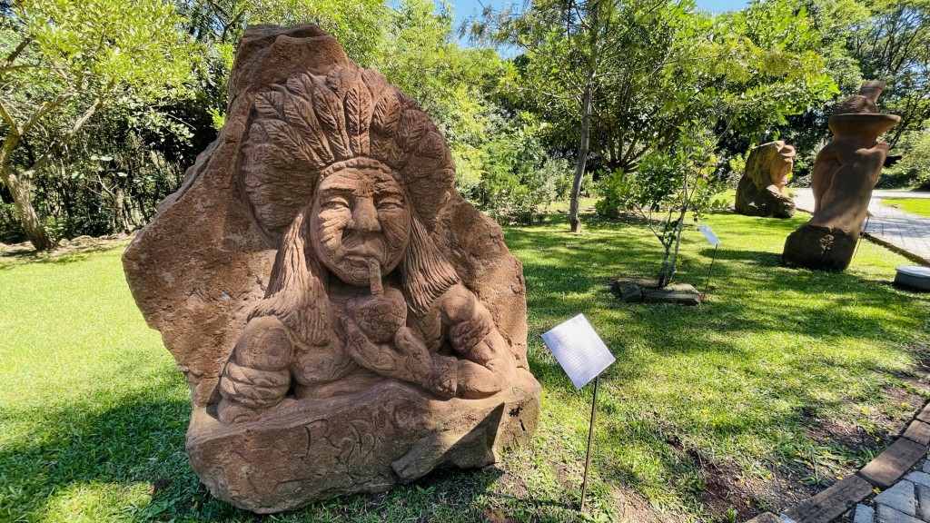A figura do índio tomando chimarrão seve para contextualizar a origem da bebida que ficou marcada como símbolo dos gaúchos - Foto: Ana Azevedo A figura do índio tomando chimarrão seve para contextualizar a origem da bebida que ficou marcada como símbolo dos gaúchos - Foto: Ana Azevedo