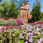 Principal escultura do Parque Pedras do Silêncio, a figura representa o formato de família dos imigrantes que chegaram na região - Foto: Ana Azevedo Principal escultura do Parque Pedras do Silêncio, a figura representa o formato de família dos imigrantes que chegaram na região - Foto: Ana Azevedo