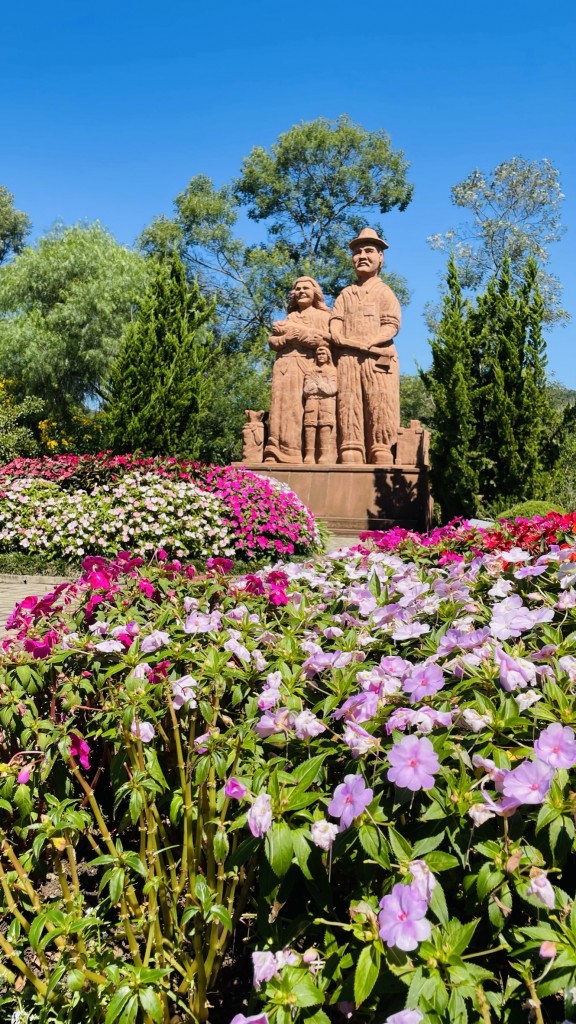 Principal escultura do Parque Pedras do Silêncio, a figura representa o formato de família dos imigrantes que chegaram na região - Foto: Ana Azevedo Principal escultura do Parque Pedras do Silêncio, a figura representa o formato de família dos imigrantes que chegaram na região - Foto: Ana Azevedo