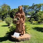 Única escultura feminina, A mulher representa o protagonisto do gênero na construção da cidade, que é contada exaltando apenas os homens - Foto: Ana Azevedo Única escultura feminina, A mulher representa o protagonisto do gênero na construção da cidade, que é contada exaltando apenas os homens - Foto: Ana Azevedo