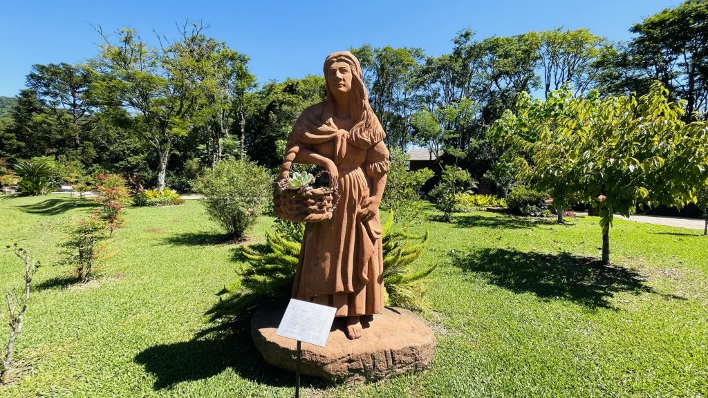 Única escultura feminina, A mulher representa o protagonisto do gênero na construção da cidade, que é contada exaltando apenas os homens - Foto: Ana Azevedo Única escultura feminina, A mulher representa o protagonisto do gênero na construção da cidade, que é contada exaltando apenas os homens - Foto: Ana Azevedo