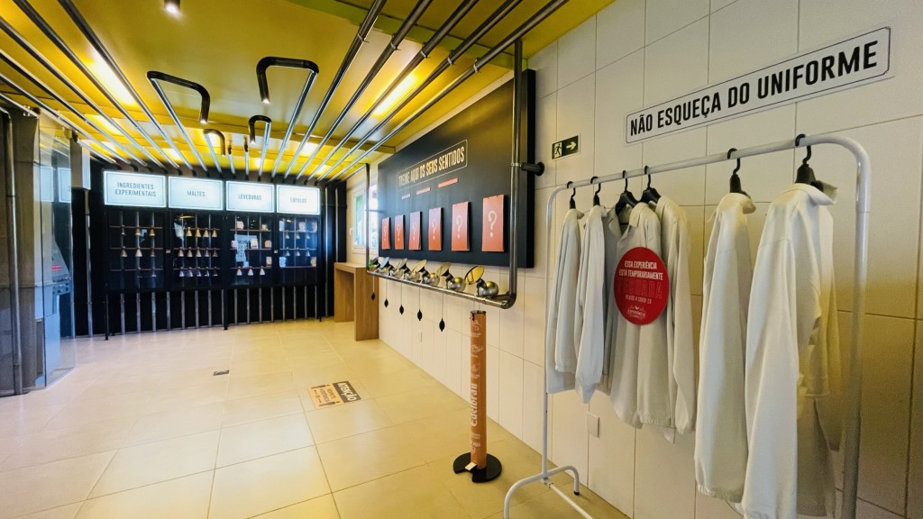 Um uma das estações da Edelbrau há uma opção interativa de criação de uma cerveja - Foto: Ana Azevedo Um uma das estações da Edelbrau há uma opção interativa de criação de uma cerveja - Foto: Ana Azevedo