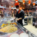 A experiência do jantar no restaurante Teppanyaki inclui música e interação com os clientes