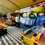 Há um salão dedicado a jogos eletrônicos que são pagos à parte