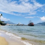 Vista da praia em Ilhabela para a escuna de transporte responsável por levar e buscar os passageiros do Costa Diadema