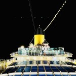 Durante a noite o navio altera sua iluminação, criando um ambiente mais intimista
