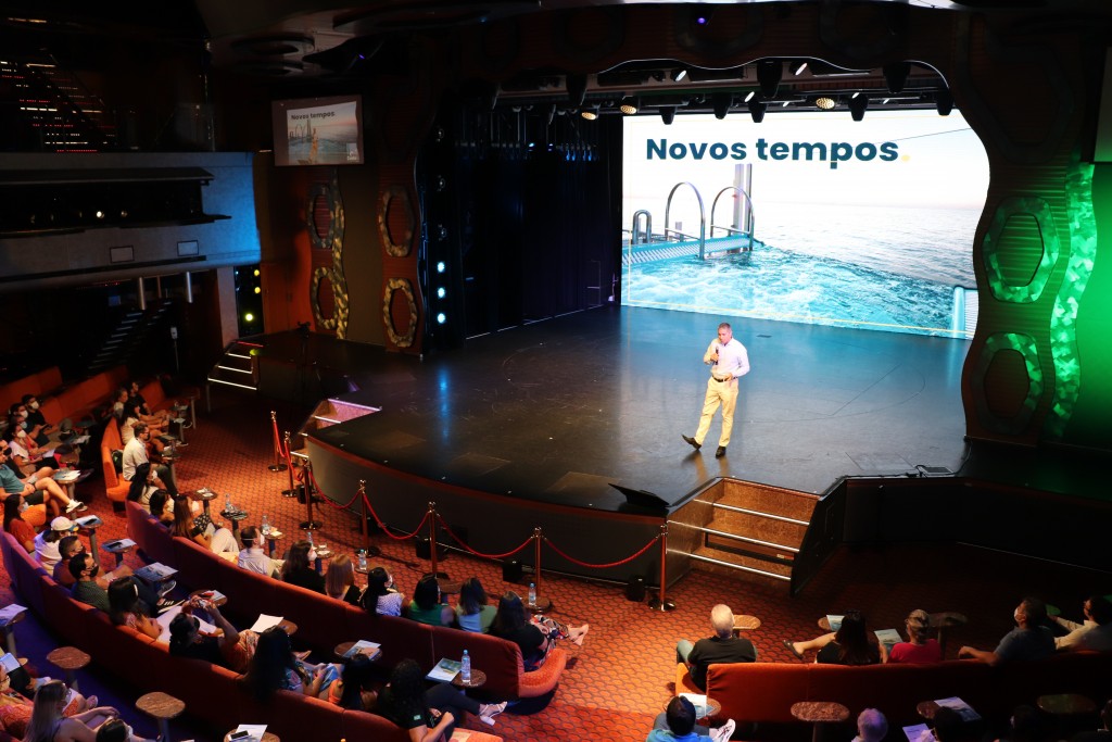 Costa Diadema recebe cerca de 400 agentes em workshop; veja fotos 1 Dario Rustico, presidente da Costa Cruzeiros para a América do Sul e Central apresentando as novidades para os agentes de viagens