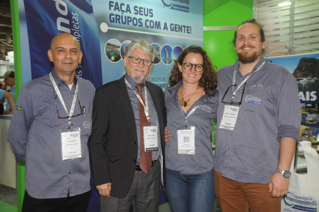 WTM-LA: Transmundi celebra retomada internacional e dos voos para Emirates 1 Jair Navarro, Miguel Andrade, Jessica Sabino e Marcelo Andrade, da Transmundi