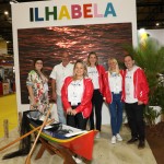 Luciane Leite, secretária de Turismo de Ilhabela com expositores
