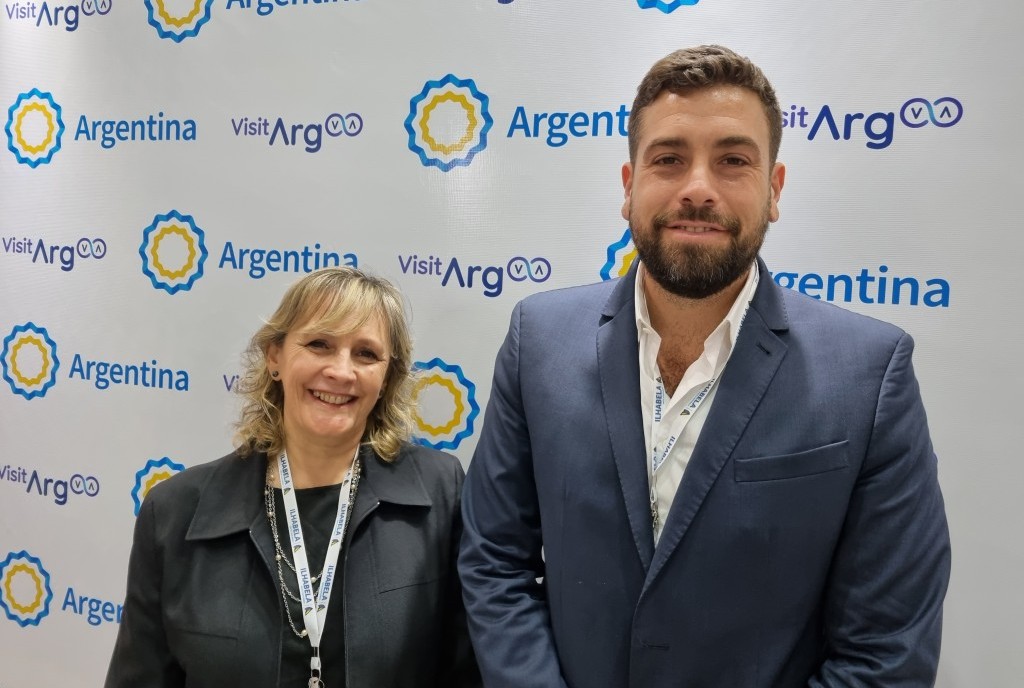 Maria Laura Pierini, coordenadora de mercado Brasil, e Lucas Delfino, secretário de Turismo da Cidade de Buenos Aires