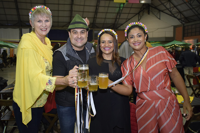 Nete Stenico (Stenico Viagens), Ricardo Vitório (Novitá Turismo), Marta Antunes (Planeta Turismo) e Luciane Oliveira (Viaje com Classe) - Foto Ana Azevedo Nete Stenico (Stenico Viagens), Ricardo Vitório (Novitá Turismo), Marta Antunes (Planeta Turismo) e Luciane Oliveira (Viaje com Classe) - Foto Ana Azevedo