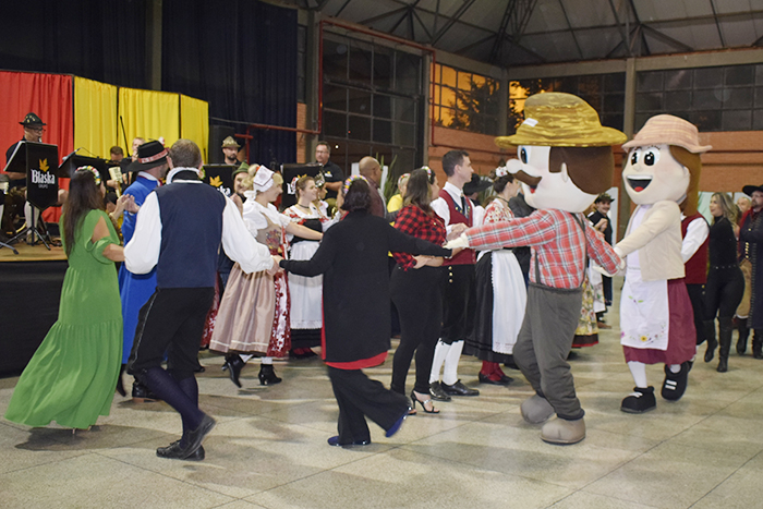 Os agentes de viagens foram convidados a participarem das danças típicas alemãs durante a festa de encerramento - Foto Ana Azevedo Os agentes de viagens foram convidados a participarem das danças típicas alemãs durante a festa de encerramento - Foto Ana Azevedo