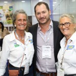 Pablo Zabala, da Discover Cruises Brazil, entre Maria Masgrau e Rosa Masgrau, do M&E