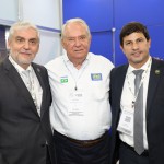 Roy Taylor, do M&E, entre Silvio Nascimento, presidente da Embratur, e Carlos Brito, ministro do Turismo