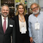 Simon Mayle, da WTM-LA, Luciane Leite, secretária de Turismo de Ilhabela, e Antonio Colucci, prefeito de Ilhabela