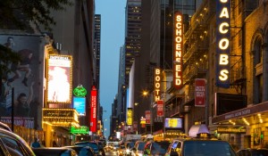 Shows da Broadway vão exigir uso de máscara pelo menos até 31 de maio