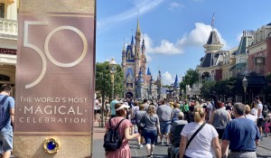 Magic Kingdom em festa para celebrar os 50 anos do Walt Disney World; veja fotos