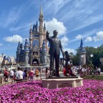 Clássica estátua de Walt Disney com Mickey e o Castelo da Cinderela atrás