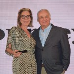 A premiada Barbara Ronchi, da Journeys, e Orlando Giglio, diretor da Iberostar