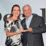 A premiada Renata Colla, da Decolar.com, e Orlando Giglio, diretor da Iberostar